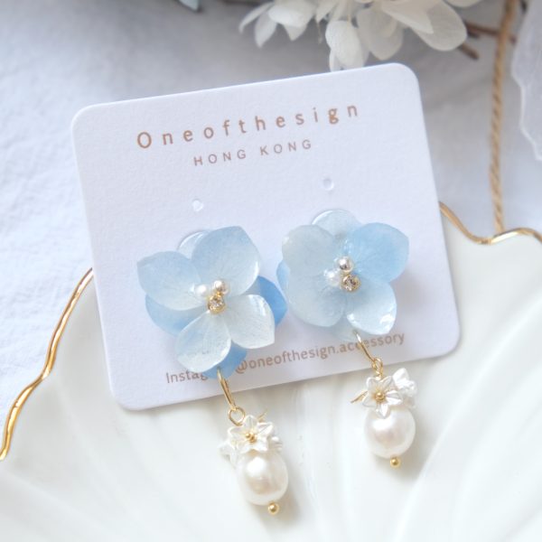 Preserved Hydrangeas x Freshwatrer Pearls Earrings - Short - Image 4