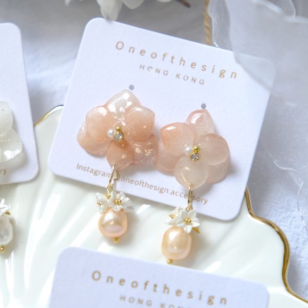 Preserved Hydrangeas x Freshwatrer Pearls Earrings - Short - Image 2