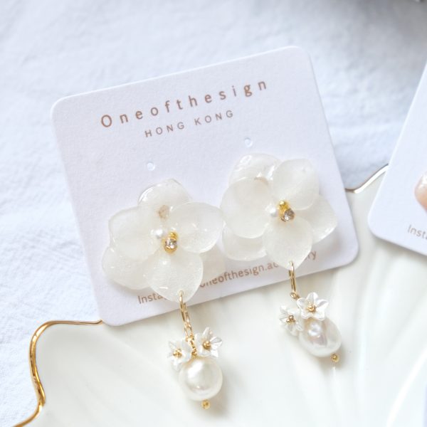 Preserved Hydrangeas x Freshwatrer Pearls Earrings - Short - Image 3