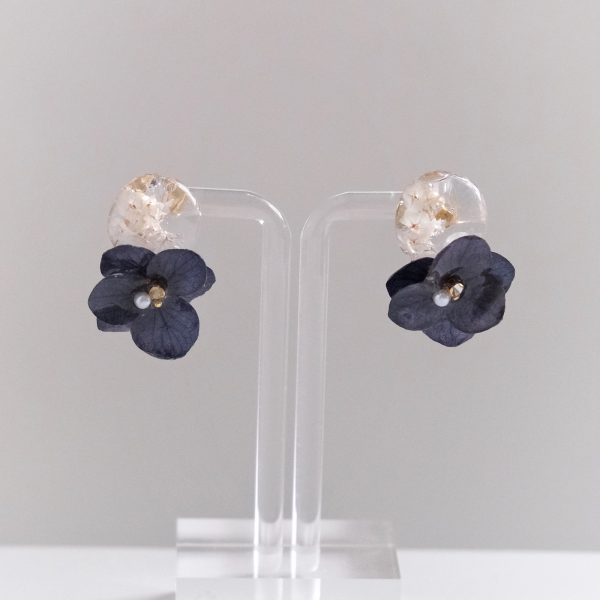Crystal Grass x Hydrangeas Earrings - Image 3