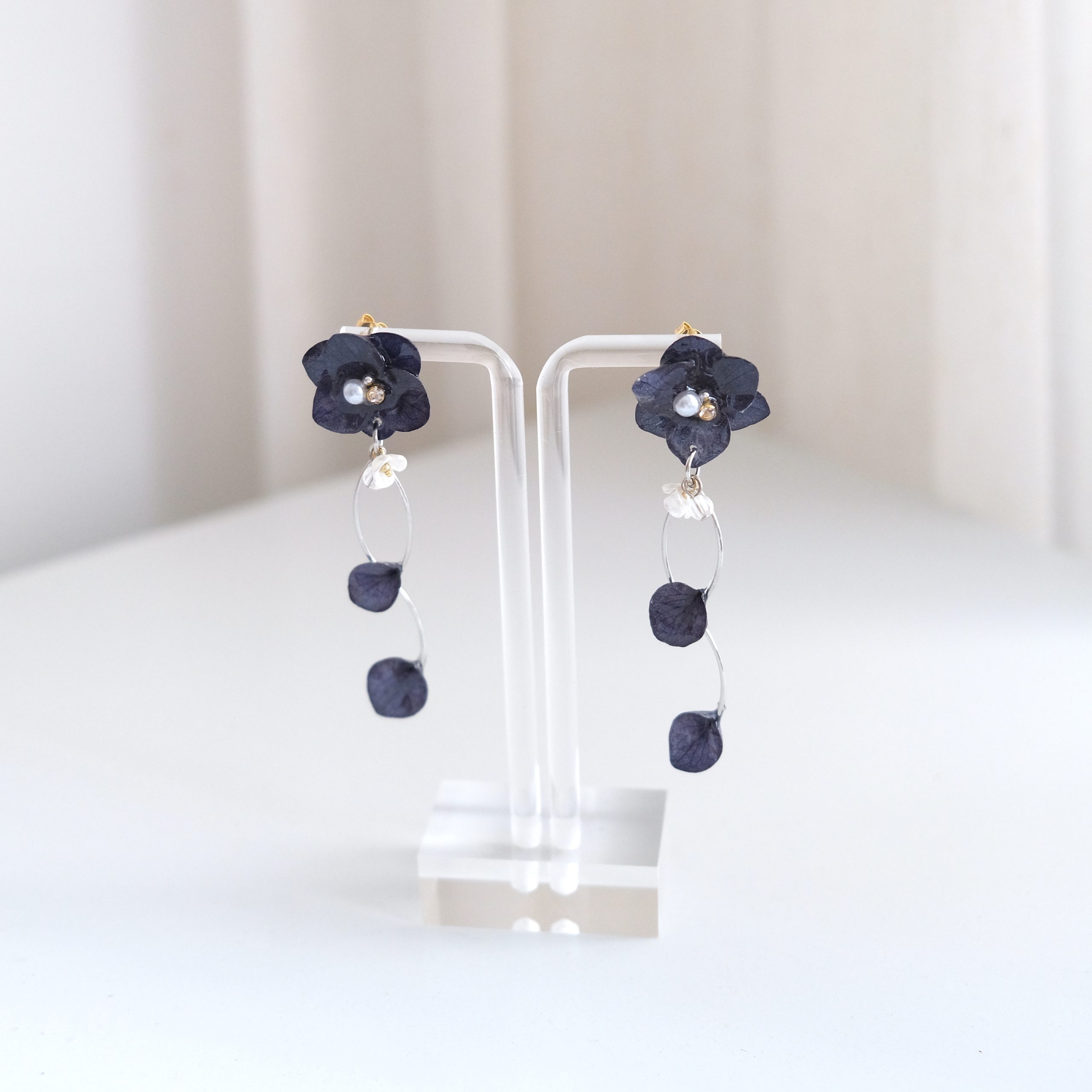 Falling Leaf – Preserved Flower Earrings - Black